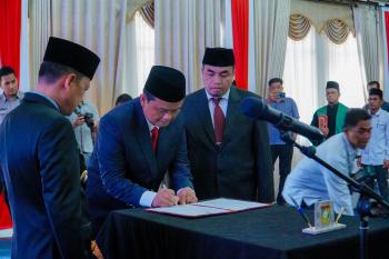 Disaksikan Dua Wakil Rektor UR, Pj Bupati Kampar Lantik H Ahmad Yuzar Pj Sekda
