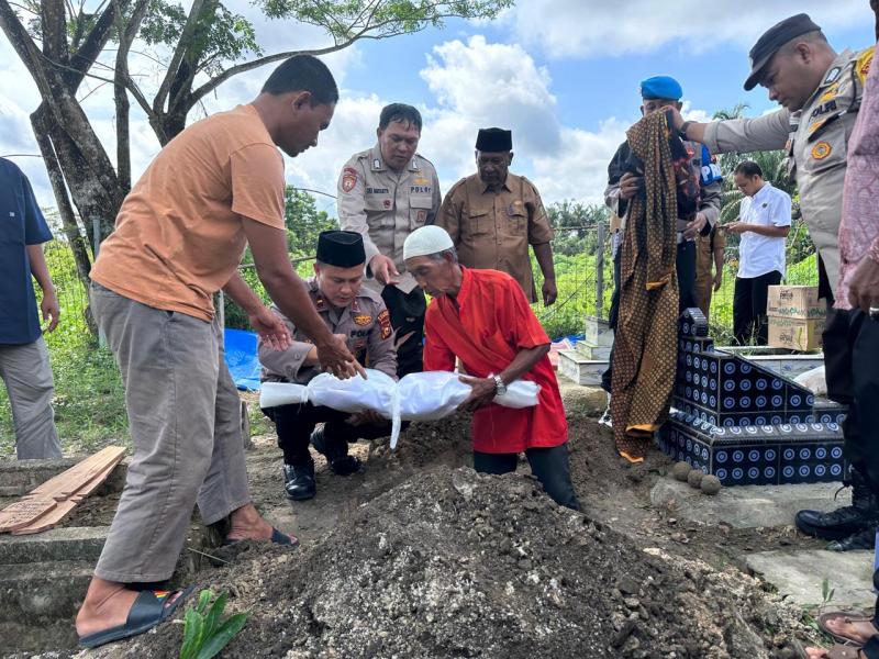 Kapolsek Perhentian Raja Sholat dan Makamkan Bayi Yang ditemukan di Kebun Sawit