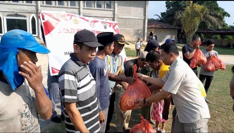 Jelang HUT Bhayangkara Ke-78 Kapolsek Siak Hulu Pimpin Giat Bakti Relegi Dan Beri Bantuan Sembako