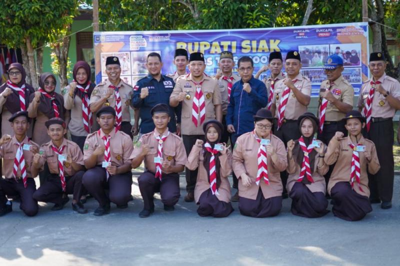 Bupati Goes To School, Husni Mirza Serahkan KTP Elektronik ke Pelajar