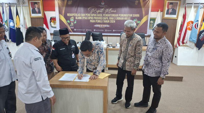 Bawaslu Riau Awasi Rekap Hasil Penghitungan Suara PSU 31 TPS di Rokan Hulu