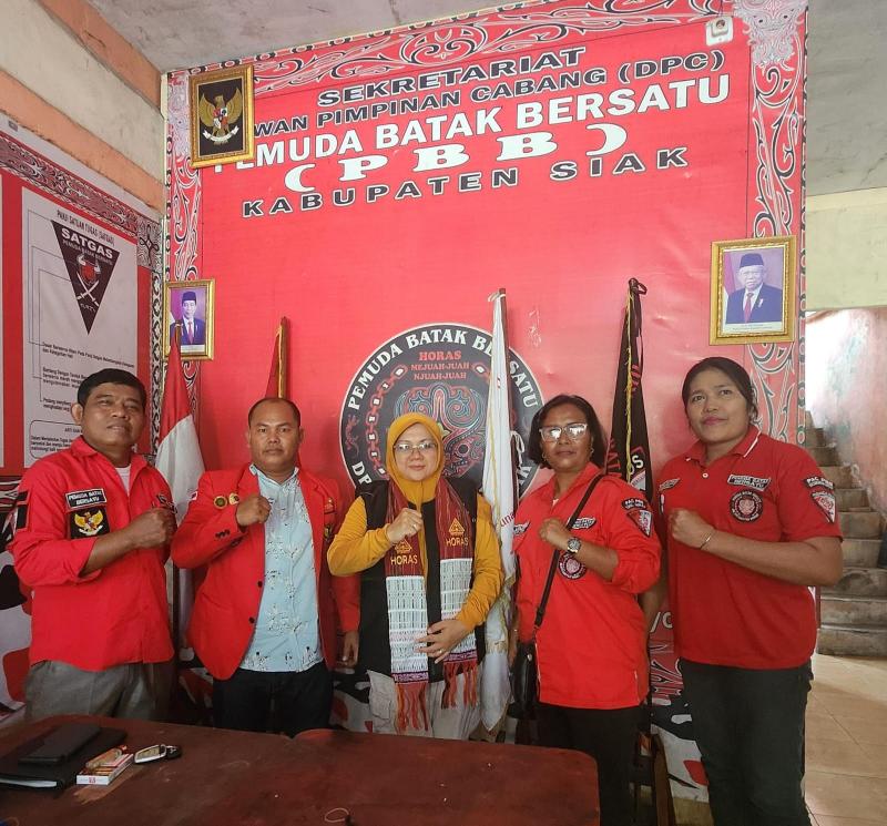 Dr.Afni Dikalungi Ulos Pemuda Batak Bersatu, Didoakan Jadi Bupati
