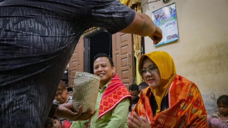 Sandang Marga Tarigan, Calon Bupati Siak Dr.Afni Jadi Bagian Masyarakat Karo