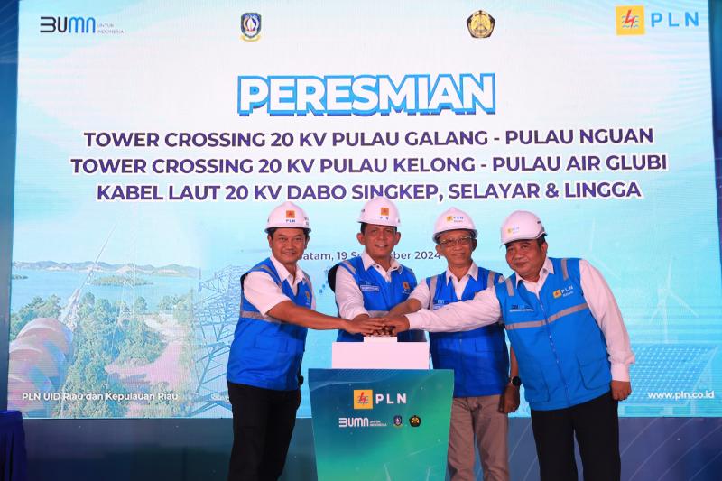 Hadirkan Terang di Pulau Terdepan, PLN Resmi Operasikan 8 Tower Crossing 20 kV