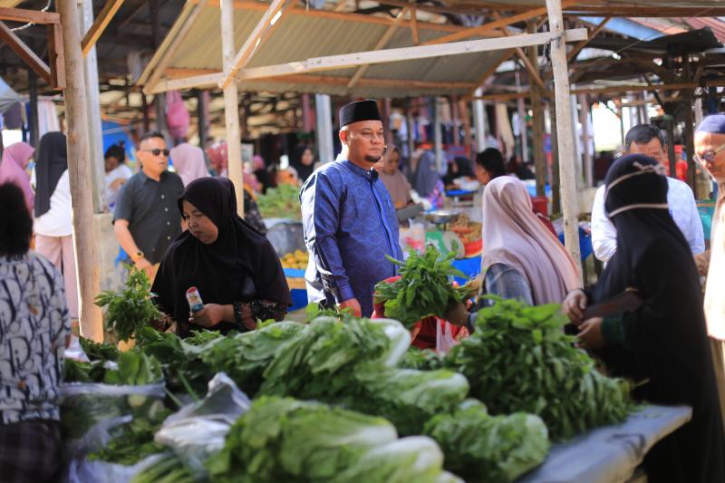 Blusukan ke Pasar Kampung Buantan Baru, Cawabup Syamsurizal Serap Aspirasi Pedagang