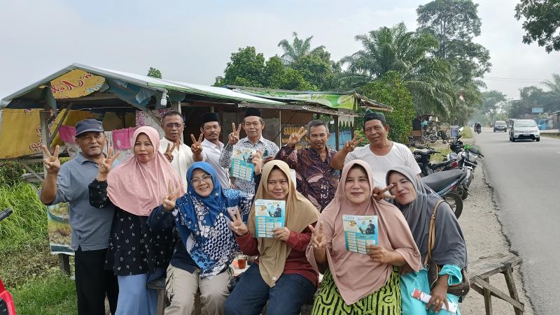 Kampanye Perdana, Dr.Afni Sarapan Pinggir Jalan Dengan Relawan di Bungaraya