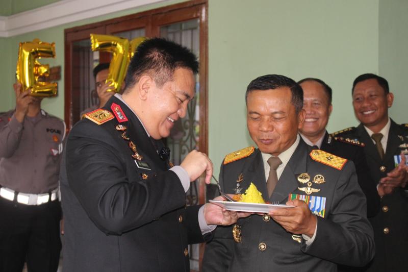 Irjen Pol Mohammad Iqbal Beri Kejutan kepada Brigjen TNI Sugiyono Dalam rangka HUT ke 79 TNI