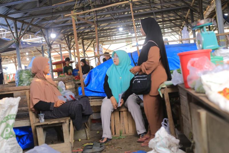 Bersandal Jepit Sapa Pedagang, Dr.Afni Janji Bangun Mushola di Pasar Jayapura