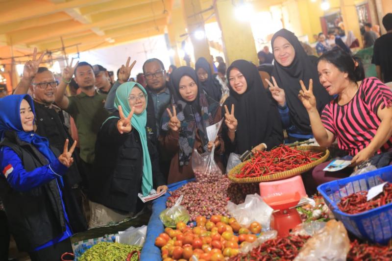 Kunjungi Pasar Sungai Apit, Afni-Syamsurizal Dikerubungi Warga