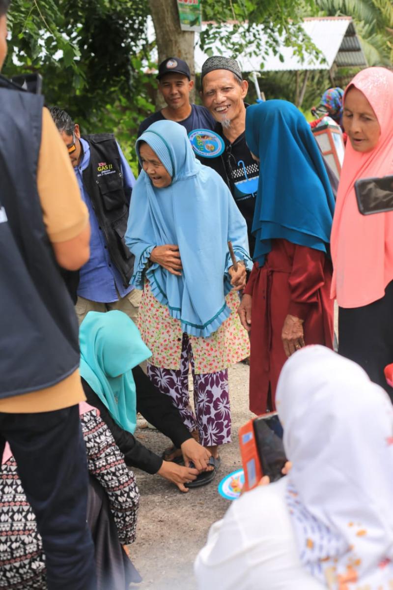 Rela Nyeker, Dr.Afni Z Berikan Sandal Pada Nenek yang Hadiri Kampanyenya