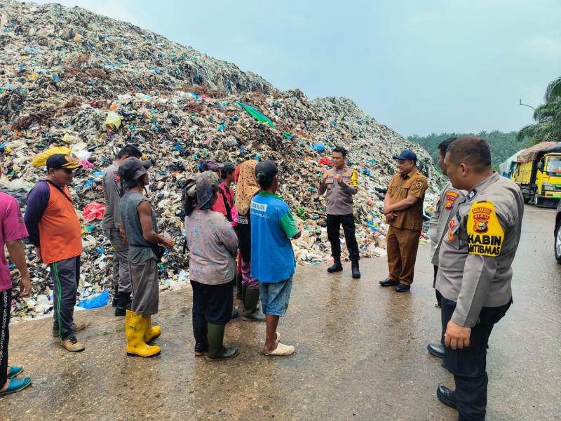 Masif Kegiatan Cooling System Polsek Rumbai Sambangi Warga di TPA Sampah