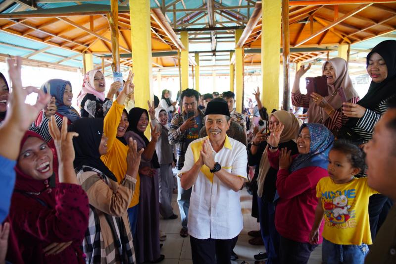 Barisan Emak-Emak Kuansing Sambut Kedatangan Syamsuar