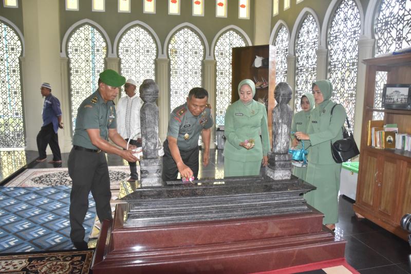 Melestarikan Warisan Budaya Danrem 031/WB Beserta Rombongan Berkunjung ke Istana Siak