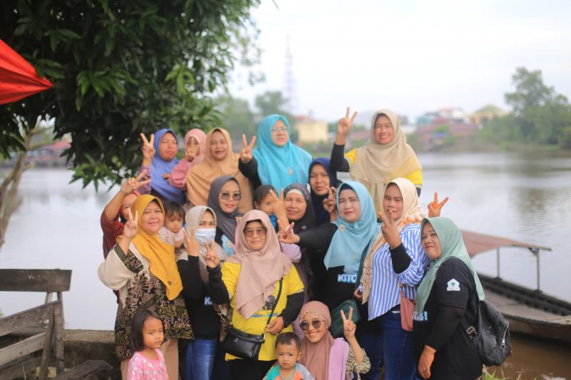 Nostalgia, Dr.Afni Naik Sampan Kunjungi Pasar di Mempura
