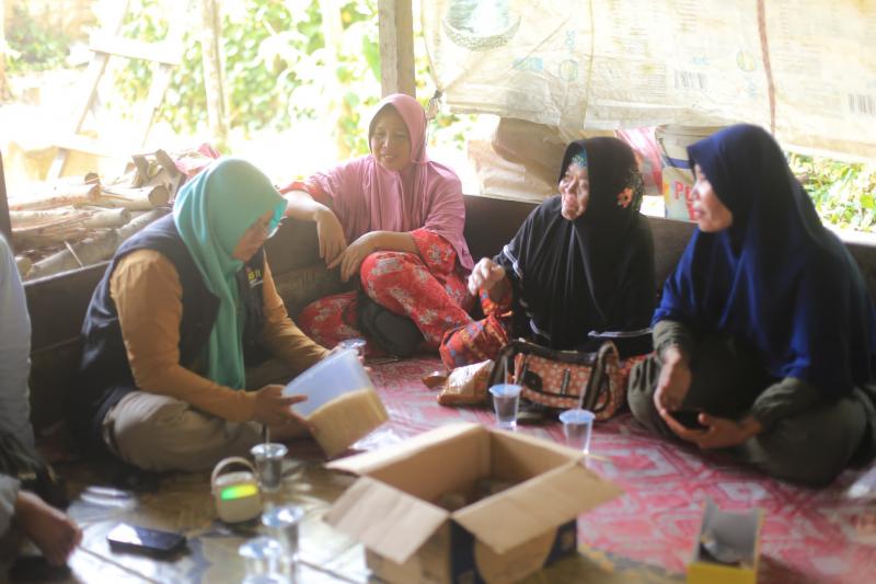 Ditemui Dr.Afni, Warga Sakai Kandis Menangis Harapkan Baju Seragam Gratis