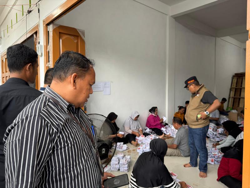 KPU Se-Riau Sudah Sortir dan Lipat Surat Suara