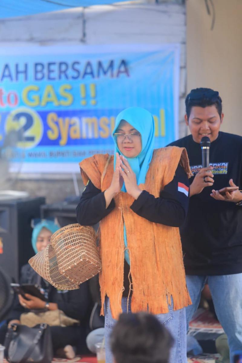 Mengharukan! Masyarakat Sakai Minas Kumpulkan Donasi Demi Dr.Afni Jadi Bupati