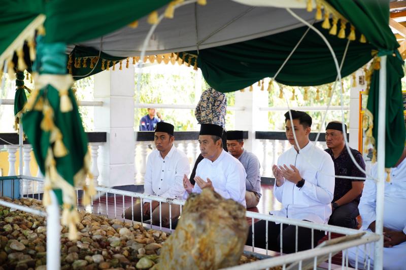 Ziarah ke Makam Syekh Burhanudin, Syamsuar Cagubri yang Hormat Pada Tokoh Agama
