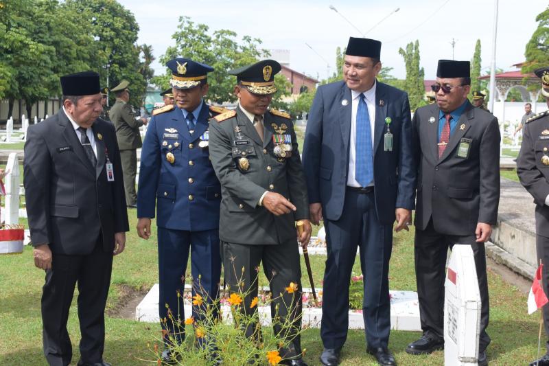 Brigjen TNI Sugiyono Pimpin Upacara Ziarah Tabur Bunga Untuk Peringati Hari Pahlawan Ke 79