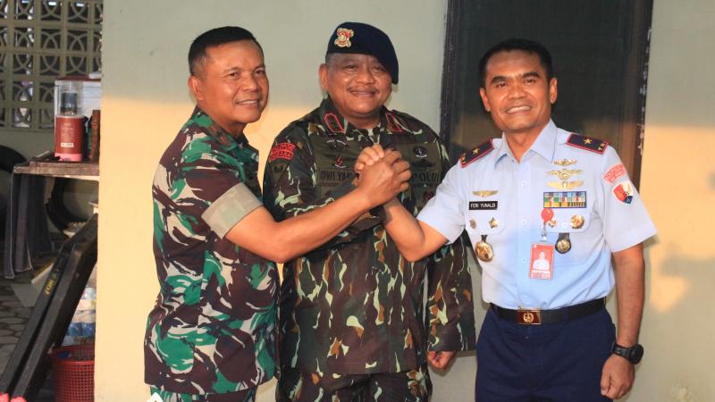 Danrem 031/Wira Bima Berikan Surprise kepada Dansat Brimob Polda Riau dalam Rangka HUT Brimob ke-79