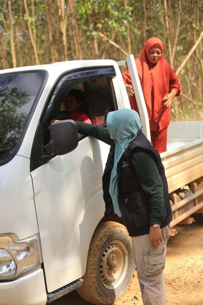 Lalui Jalan Rusak Parah, Dr.Afni Kunjungi Kampung Terpencil di Sungai Mandau