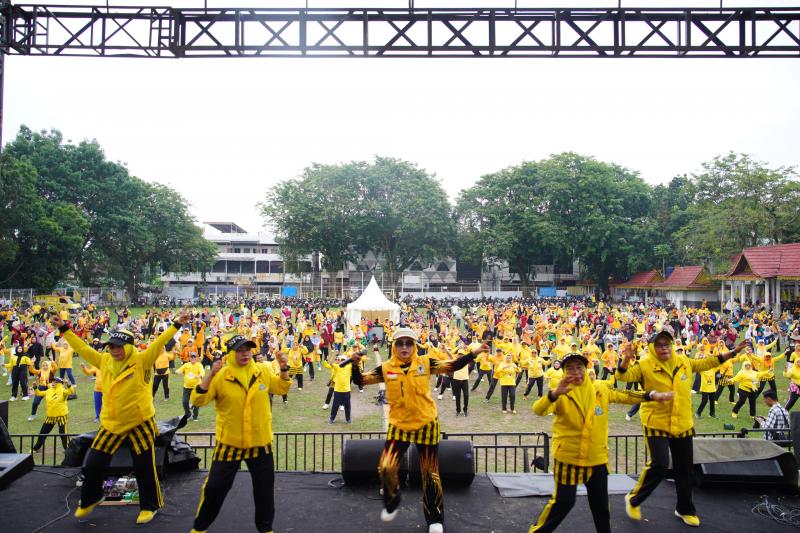 Meriah... HUT Partai Golkar ke-60, Ribuan Masyarakat Ikuti Senam Golkar di Riau Pecahkan Rekor Muri