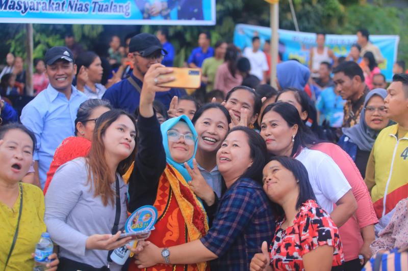 Meriah! Warga Nias Tumpah ke Jalan Nari Maena, Siap Dukung Dr.Afni Jadi Bupati