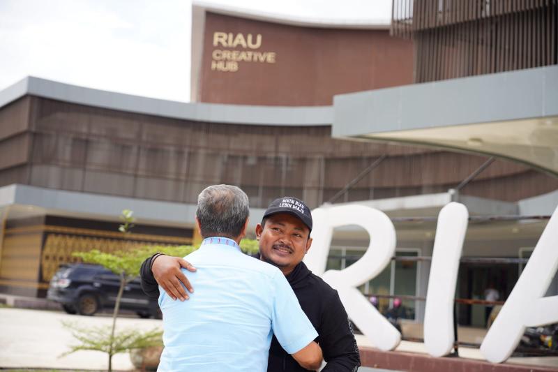 Langkah Nyata Pada Kemajuan Ekonomi Kreatif, Ary Nugraha Peluk Erat Syamsuar di Depan Gedung Riau Creative Hub