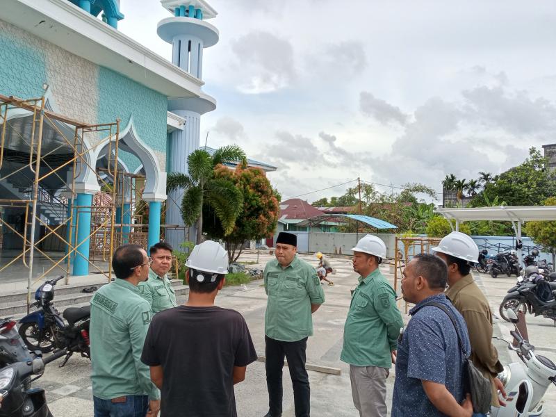 Pastikan Pekerjaan Selesai Tepat Waktu, Kadis dan Sekretaris PUPR Bengkalis Tinjau Mesjid Istiqomah