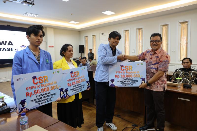 PTPN IV Regional III Guyur Beasiswa Ratusan Juta Rupiah kepada Mahasiswa Berprestasi Riau