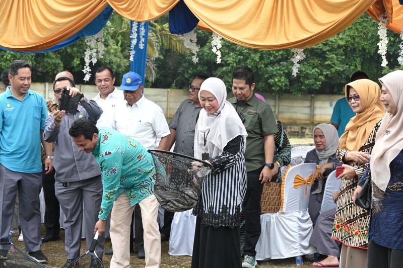 Rektor Unri Panen Perdana, Kolam Ikan Fakultas Perikanan Segera Digarap Komersial