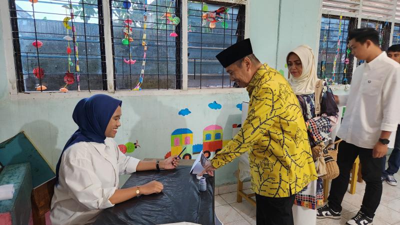Cagubri Syamsuar dan Keluarga Selesai Memilih di TPS 23