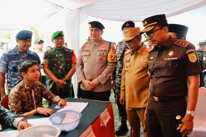 Brigjen TNI Sugiyono bersama Pj. Gubernur Riau Tinjau TPS Pelaksanaan Pilkada Serentak
