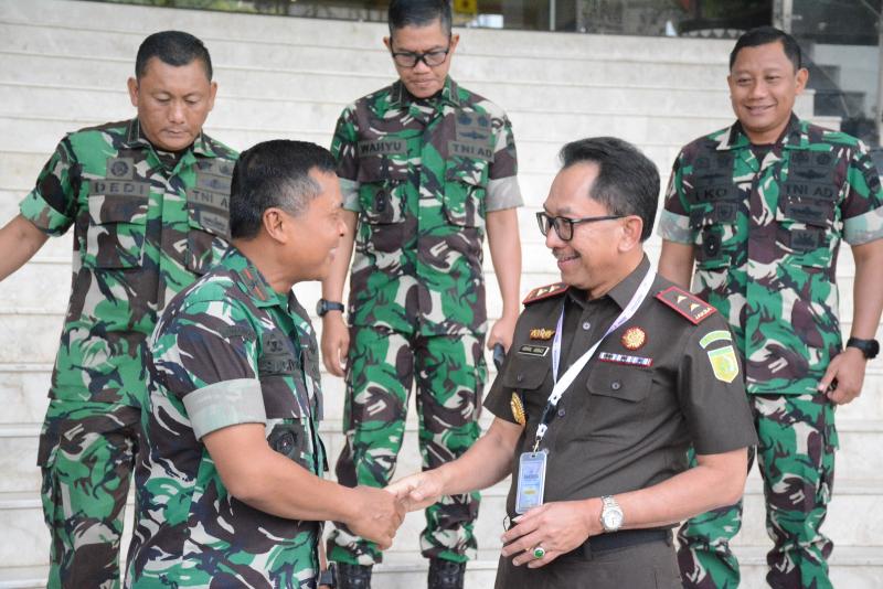 Danrem 031/Wira Bima Bersilaturahmi ke Kejaksaan Tinggi Riau