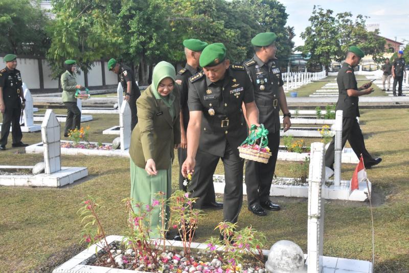Brigjend TNI Sugiyono Pimpin Ziarah Makam Pahlawan Jelang Hari Juang TNI AD