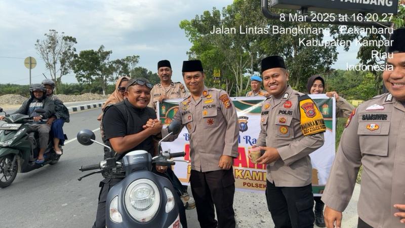 Peduli di Bulan Ramadhan, Polsek Tambang Kembali Berbagi Takjil Gratis