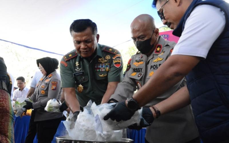 Danrem 031/WB Bersama Wakapolda Riau Musnahkan Barang Bukti Narkoba Jaringan Internasional