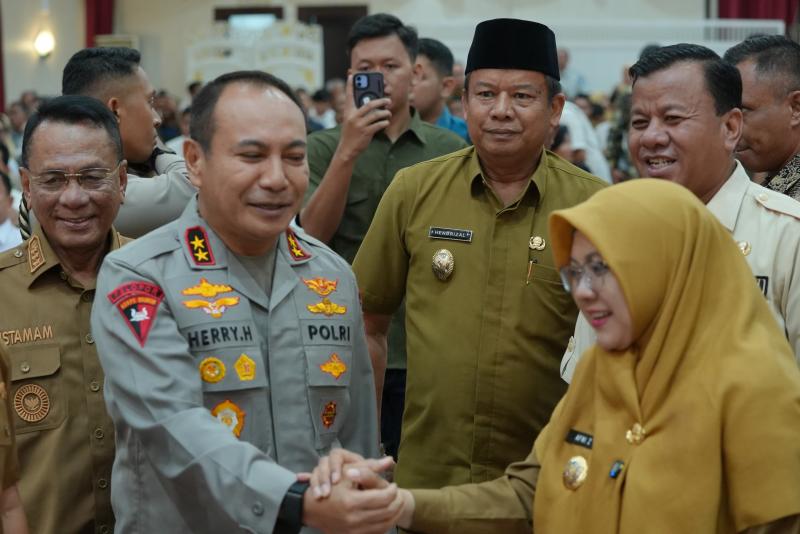 Dihadapan Pelaku Usaha, Kapolda Sebut Bupati Siak Tokoh Lingkungan