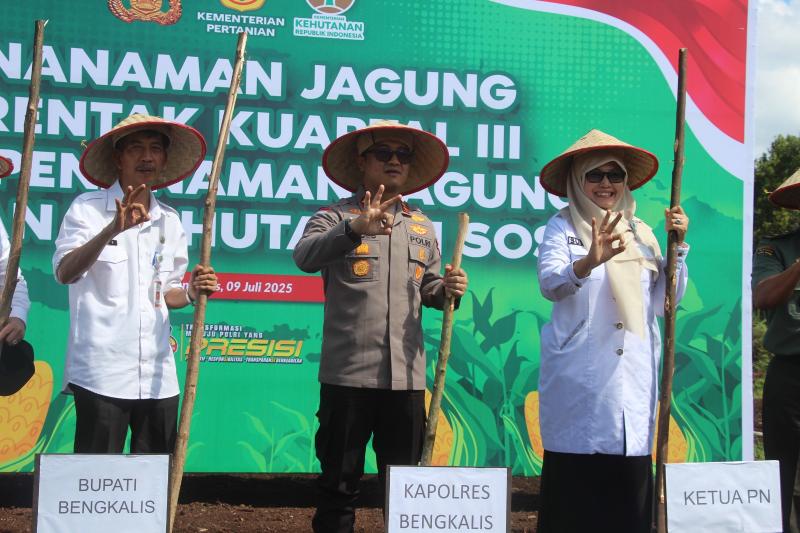 Kapolres Bengkalis Tanam Jagung, Dorong Swasembada Pangan 2025 di Riau