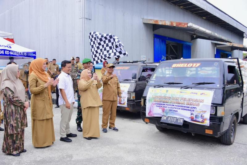 Launching Beras SPHP, Bupati BengkalisLepas Penyaluran Bantuan Beras CPP 2025