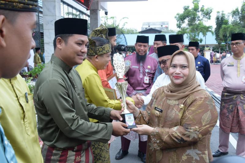 Hari Jadi ke-513 Bengkalis, Bupati Kasmarni Serahkan Hadiah Lomba Permainan Tradisional