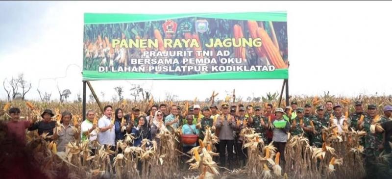 Inovasi Mikroba Danpuslatpur Kodiklatad Brigjen Dany Rakca sukseskan Panen Raya Jagung Bikin Petani Tercengang!