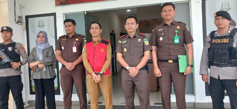 Dua Bulan Jabat Kacab Tanjung Batu, Hengki Tahan Kades Perayun Terseret Kasus Korupsi Dana Desa Rp1 Miliar Lebih