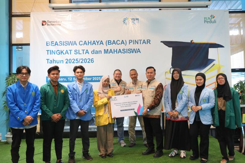 Hari Pelanggan Nasional, PLN UID Riau Kepri dan YBM PLN Salurkan Beasiswa Cahaya Pintar