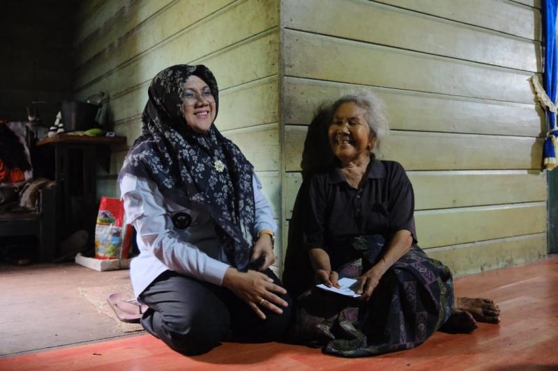 guru-ngaji-tukang-sapu-hingga-penggali-kubur-di-siak-terima-santunan-ramadan