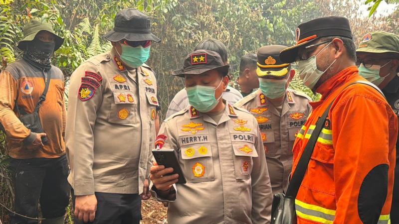 Kapolda Tinjau Karhutla Bengkalis, Petugas Gabungan Terus Berjibaku Padamkan Api