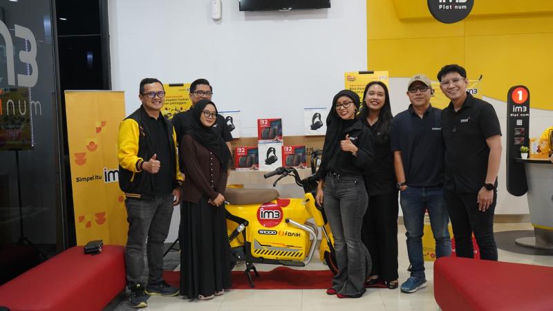 IM3 Pasti Simpel Diserbu Pelanggan Sumatra, Tiga Pemenang Pulang Bawa Motor Listrik