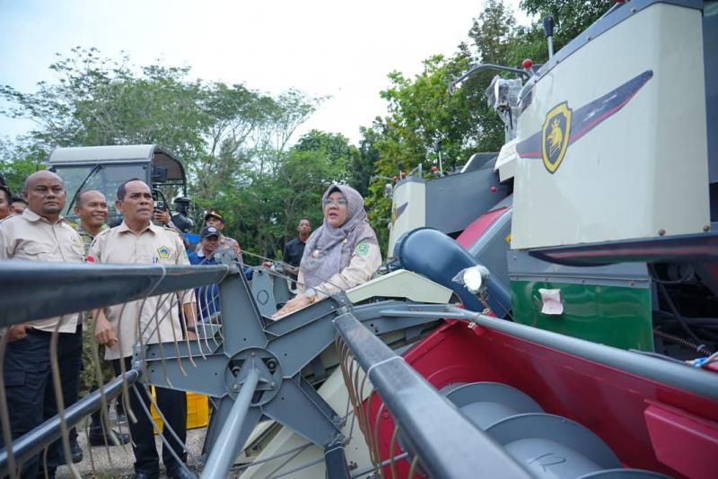 Bupati Afni Lantik Pengurus KTNA, Serahkan Bantuan Alsintan Hampir Rp15 Miliar