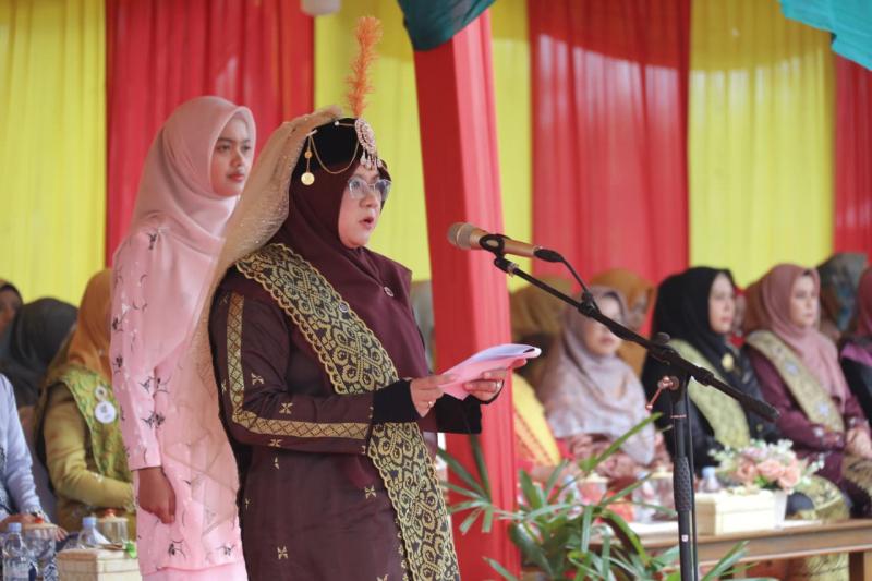 Pimpin Upacara HUT Siak, Bupati Afni Kenakan Busana Melayu Sultanah Latifah