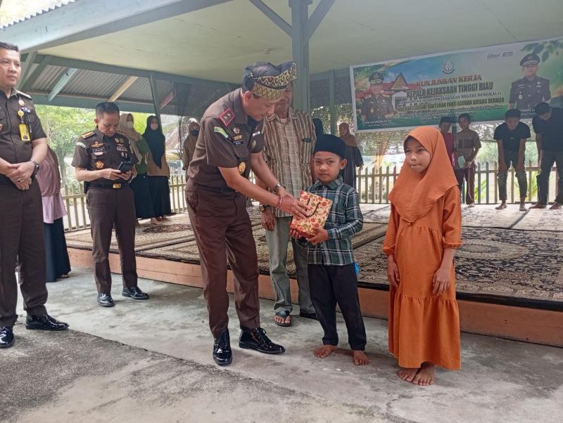Kajati Riau Salurkan Bantuan untuk Anak Yatim di Panti Asuhan Dayang Dermah Bengkalis